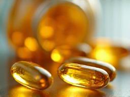 Kapsul minyak Omega-3 DHA dan EPA berwarna keemasan